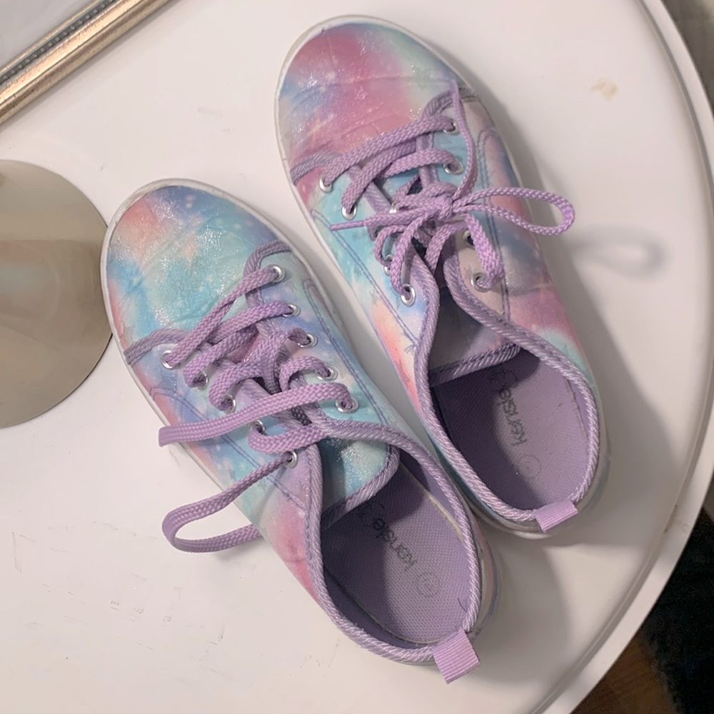 Girls Kensie sneakers pastel with shimmer stars. Lilac trim and laces. Size 3
